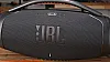 JBL Boombox 3 mit Textilstoff und Logo